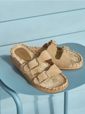 Reserved - Zamszowe klapki - beżowy