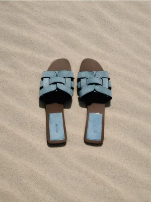 Reserved - Zamszowe klapki - jasnoniebieski