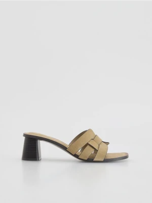 Reserved - Zamszowe klapki na obcasie - beżowy