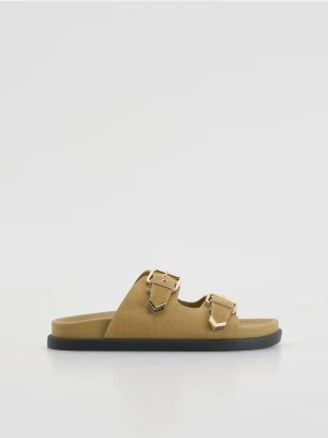 Reserved - Zamszowe klapki z klamrami - beżowy