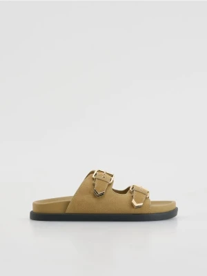 Reserved - Zamszowe klapki z klamrami - beżowy