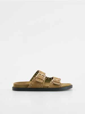 Reserved - Zamszowe klapki z klamrami - beżowy