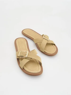 Reserved - Zamszowe klapki z klamrami - beżowy