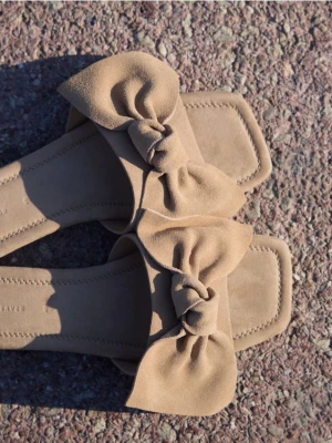 Reserved - Zamszowe klapki z kokardą - beżowy