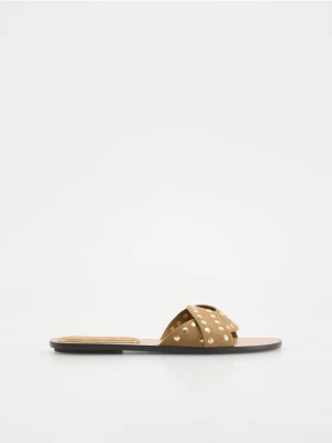 Reserved - Zamszowe klapki z okuciami - beżowy