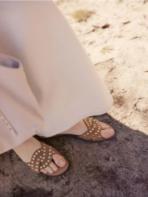 Reserved - Zamszowe klapki z okuciami - beżowy