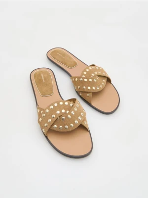 Reserved - Zamszowe klapki z okuciami - beżowy