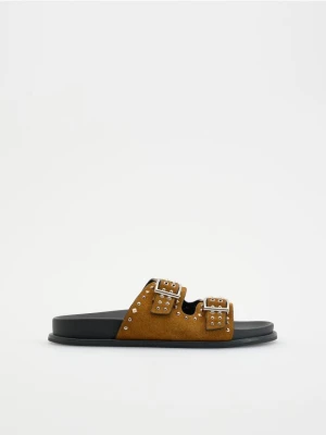 Zdjęcie produktu Reserved - Zamszowe klapki z okuciami - brązowy