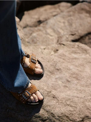 Reserved - Zamszowe klapki z okuciami - brązowy