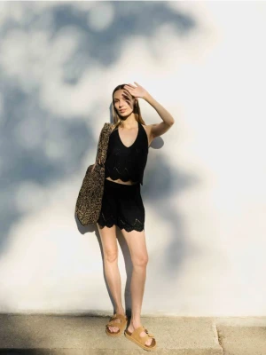 Reserved - Zamszowe klapki z paskami - brązowy