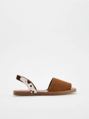 Zdjęcie produktu Reserved - Zamszowe klapki z paskiem - wielobarwny