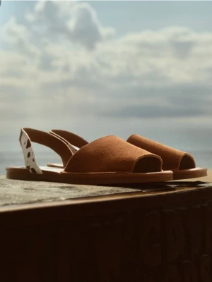 Reserved - Zamszowe klapki z paskiem - wielobarwny