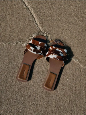 Reserved - Zamszowe klapki ze zwierzęcym wzorem - wielobarwny