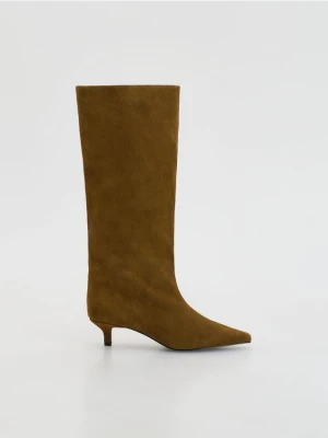 Reserved - Zamszowe kozaki na obcasie - beżowy