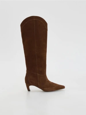 Reserved - Zamszowe kozaki na obcasie - brązowy