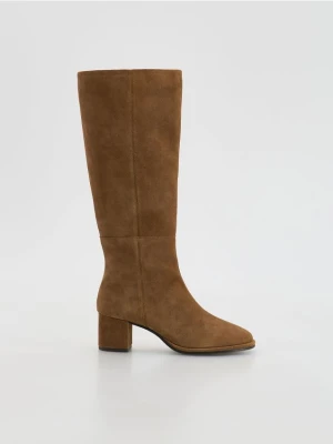 Reserved - Zamszowe kozaki na obcasie - brązowy