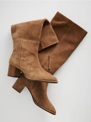 Reserved - Zamszowe kozaki na obcasie - brązowy