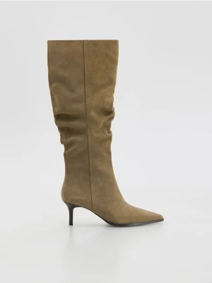 Reserved - Zamszowe kozaki na obcasie - jasnoszary