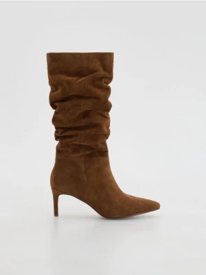 Reserved - Zamszowe kozaki z marszczeniem - beżowy