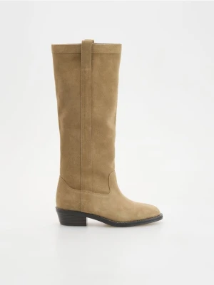 Reserved - Zamszowe kozaki z przeszyciami - beżowy