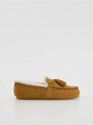 Reserved - Zamszowe loafersy z barankiem - beżowy
