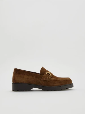 Reserved - Zamszowe loafersy z klamrą - beżowy