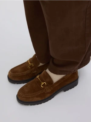 Reserved - Zamszowe loafersy z klamrą - beżowy