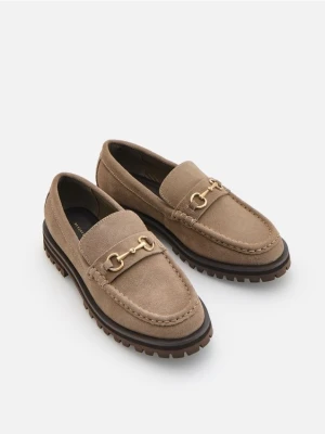Reserved - Zamszowe loafersy z klamrą - beżowy