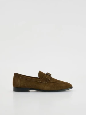 Reserved - Zamszowe loafersy z klamrą - ciemnobrązowy
