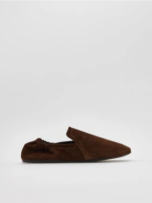 Reserved - Zamszowe loafersy z marszczeniem - ciemnobrązowy