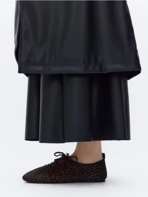 Reserved - Zamszowe loafersy z włosiem - wielobarwny