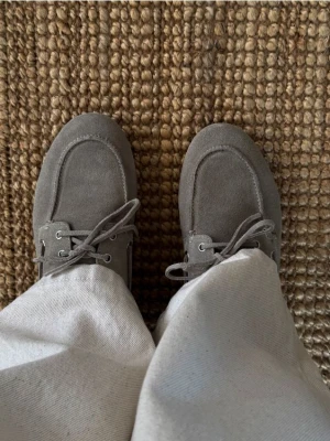 Reserved - Zamszowe loafersy ze sznurowaniem - oliwkowy