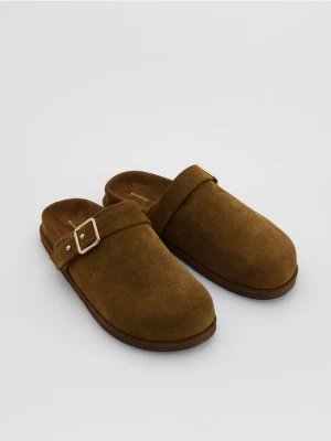 Reserved - Zamszowe mule z klamrą - ciemnobrązowy