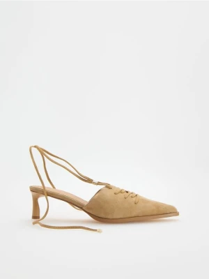 Reserved - Zamszowe mule z wiązaniem - musztardowy