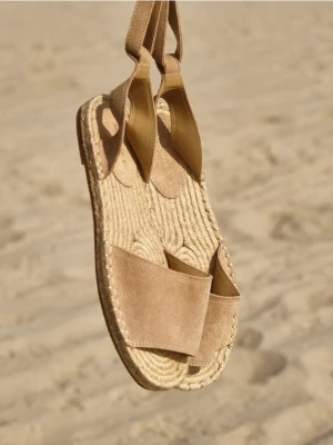 Reserved - Zamszowe sandały - beżowy