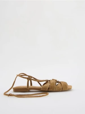 Reserved - Zamszowe sandały - brązowy