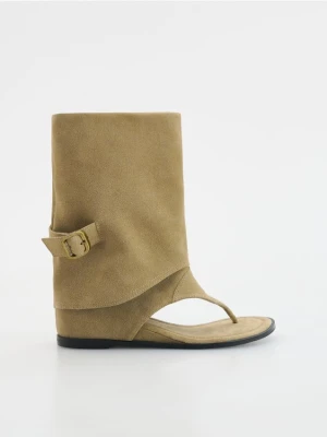 Reserved - Zamszowe sandały z cholewką - beżowy