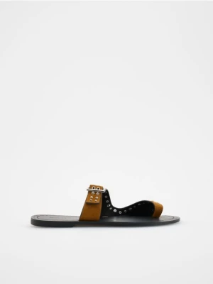 Reserved - Zamszowe sandały z okuciami - brązowy