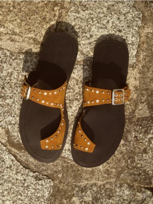 Zdjęcie produktu Reserved - Zamszowe sandały z okuciami - brązowy