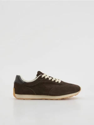 Zdjęcie produktu Reserved - Zamszowe sneakersy - ciemnobrązowy
