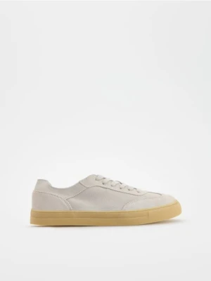 Reserved - Zamszowe sneakersy - kremowy