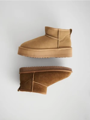 Reserved - Zamszowe śniegowce na platformie - beżowy