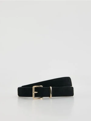 Reserved - Zamszowy pasek z klamrą - czarny