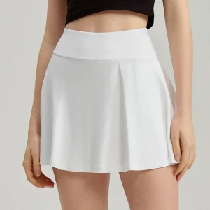 Rozkloszowana biała spódniczka mini z wszytymi spodenkami House