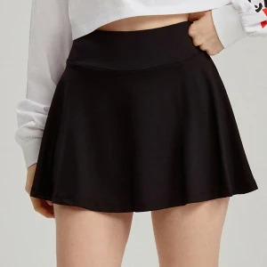 Rozkloszowana czarna spódniczka mini z wszytymi spodenkami House