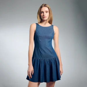 Rozkloszowana jeansowa sukienka granatowa House