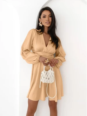 Rozkloszowana satynowa sukienka mini ALDANA - złota  magmac 