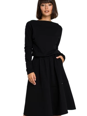 Rozkloszowana sukienka dresowa z gumką w pasie i kieszeniami czarna Be Active