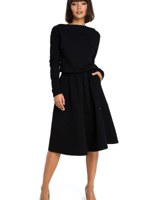 Rozkloszowana sukienka dresowa z gumką w pasie i kieszeniami niebieska BeWear