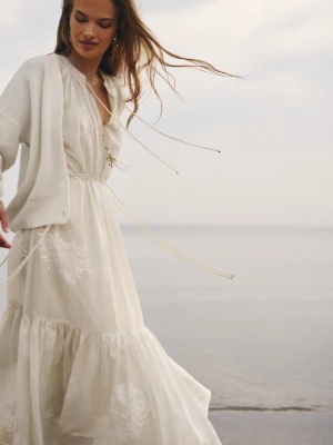 Rozkloszowana sukienka écru w kwiatowy haft TARANKO